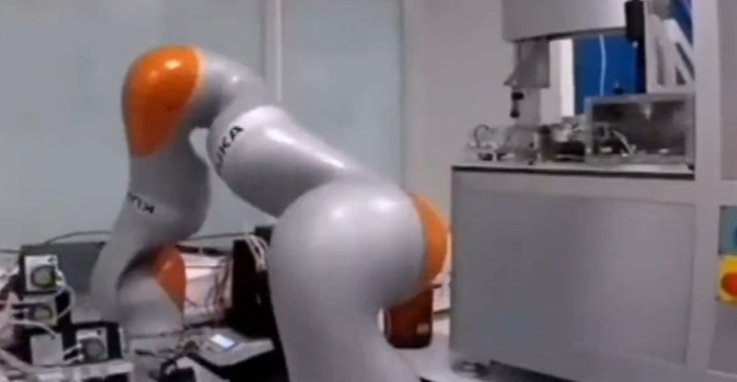 1.75 米 AI 机器人进军化学界，决策快过人类